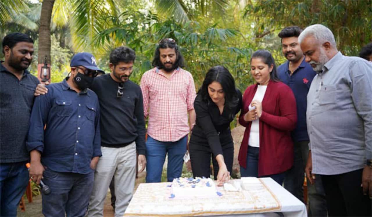 படக்குழுவினருடன் பிறந்தநாளை கொண்டாடிய ரெஜினா