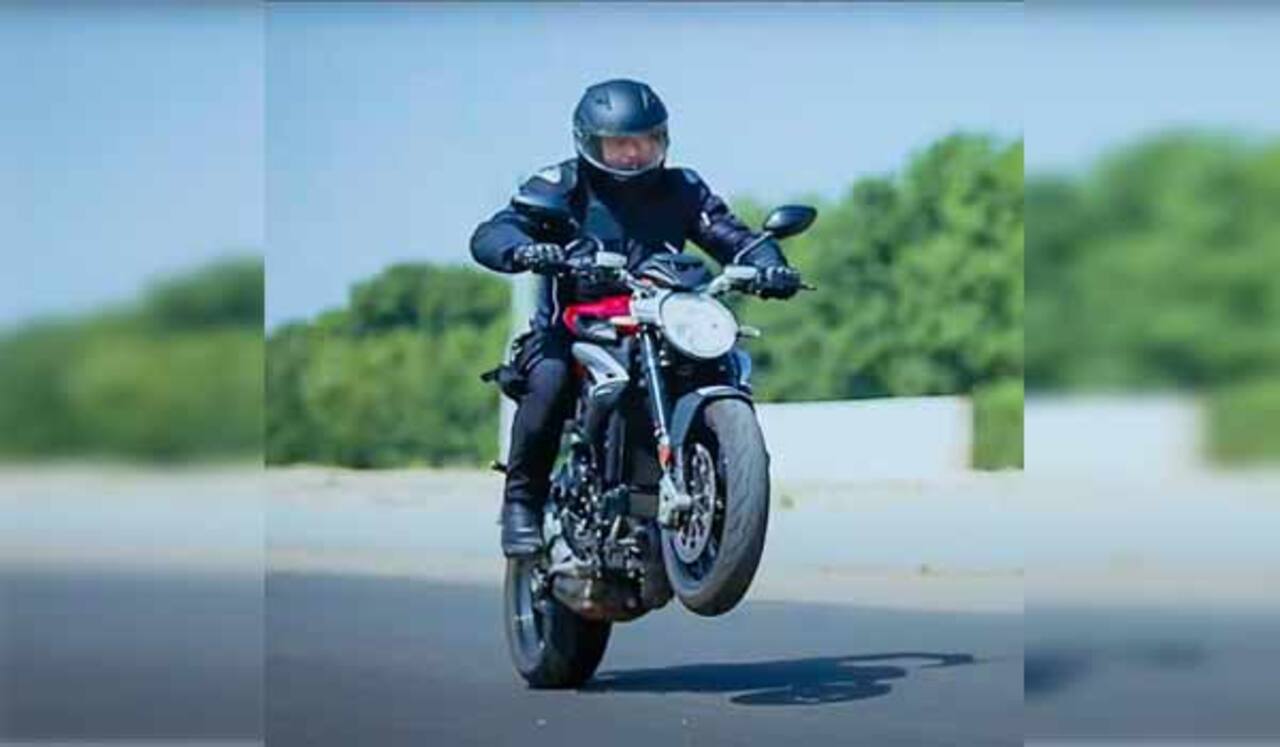 நடிகர் அஜித் ஓட்டிய காஸ்ட்லி பைக் ; பொத்தி பொத்தி பாதுகாத்த படக்குழு
