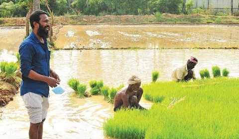 விவசாயம் செய்யும் வெற்றி மாறன்