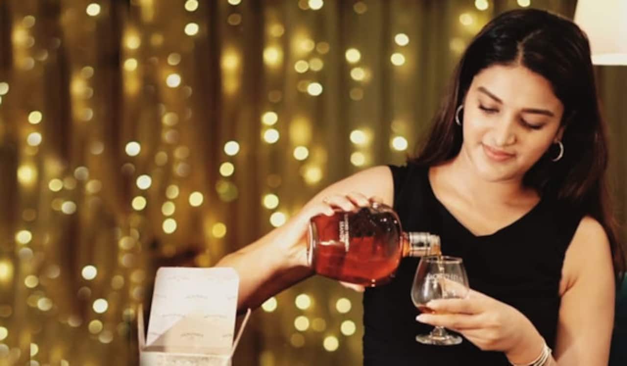 மது விளம்பரத்தில் நிதி அகர்வால் : வலுக்கும் எதிர்ப்பு