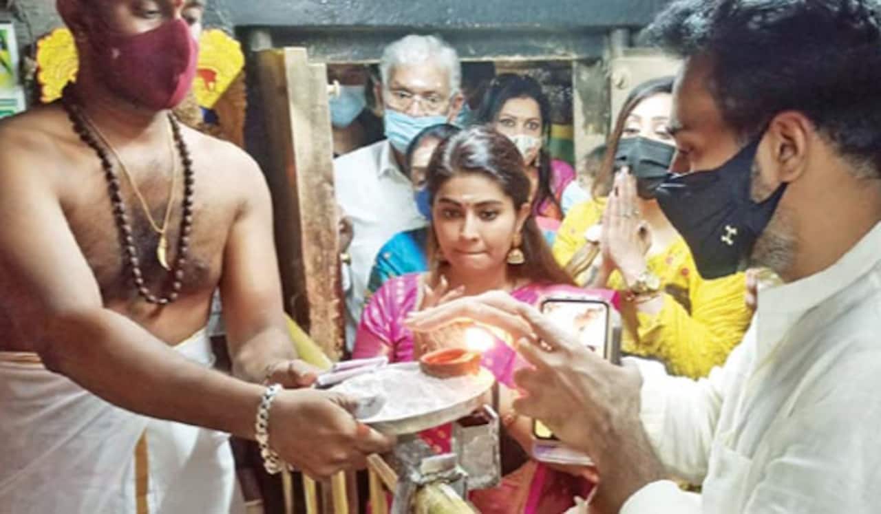 பழனி முருகன் கோவிலில் சாமி தரிசனம் செய்த பிரசன்னா - சினேகா