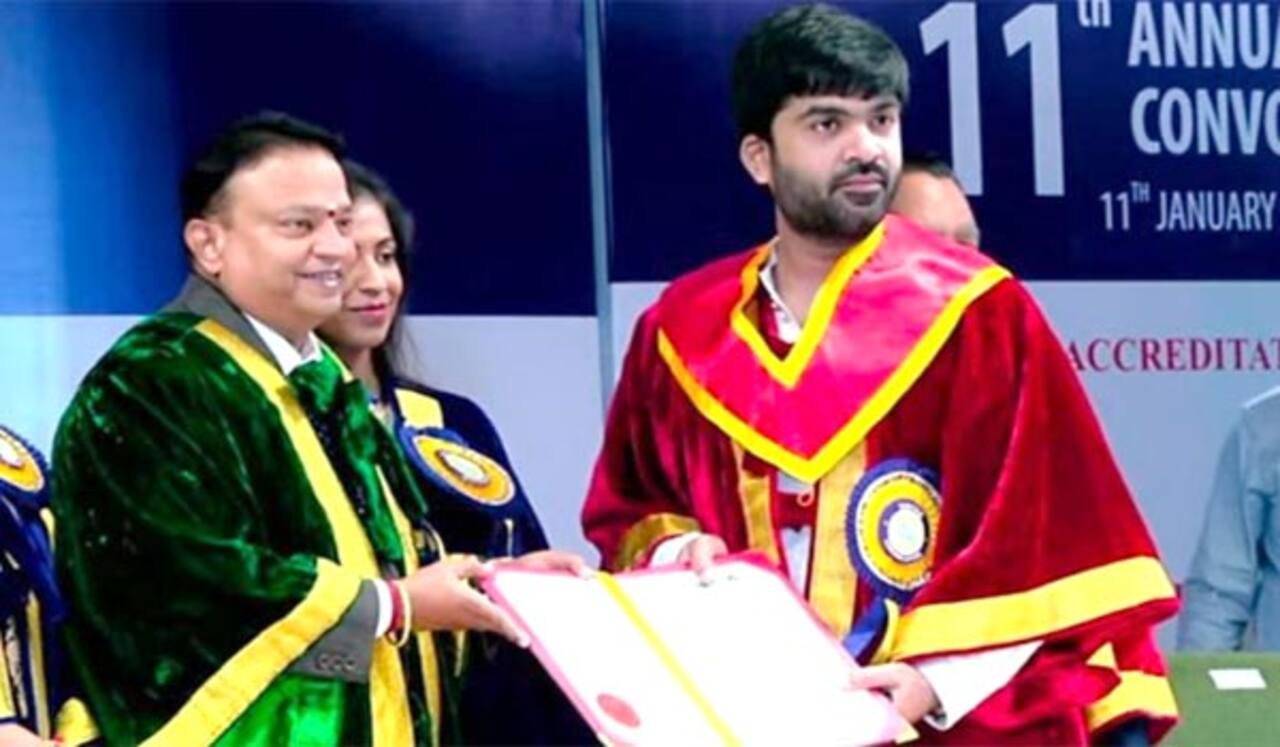 கவுரவ டாக்டர் பட்டம் பெற்றார் சிம்பு