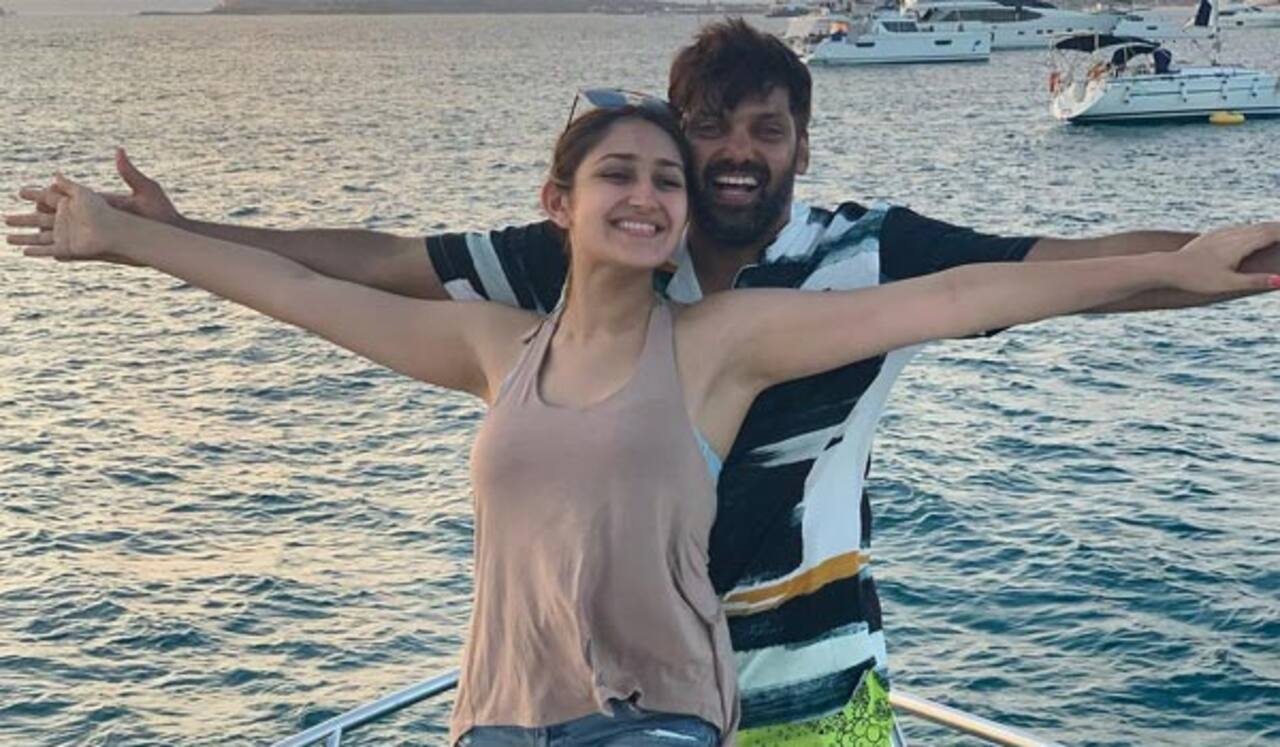 டைட்டானிக் ஸ்டைலில் போஸ் கொடுத்த ஆர்யா - சாயிஷா