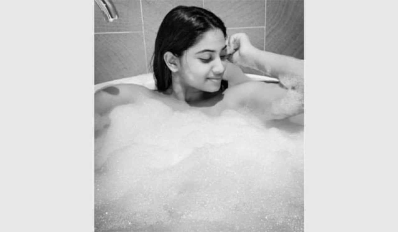 வைரலாகும் ஷிவானியின் பாத் டப் போட்டோ