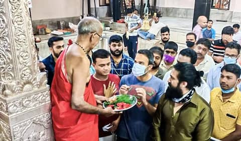 கேஜிஎப்-2 வெற்றிக்கு மூகாம்பிகை கோவிலில் யஷ் வழிபாடு
