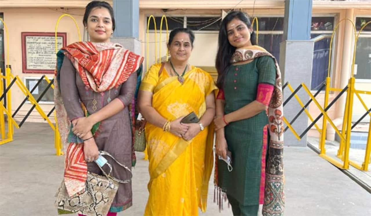 வடபழனி கோயிலில் ரம்யா பாண்டியன் வழிபாடு