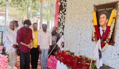 புனித் ராஜ்குமார் நினைவிடத்தில் நடிகர் விஜய் அஞ்சலி