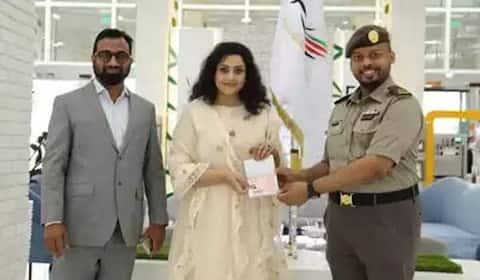 மீனாவிற்கு ஐக்கிய அரபு அமீரகம் வழங்கிய கோல்டன் விசா!