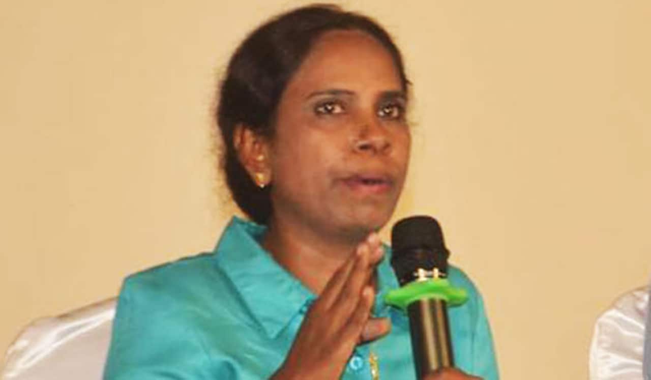 ஆபாச மிரட்டல் : பெண் இயக்குனர் கண்ணீர்