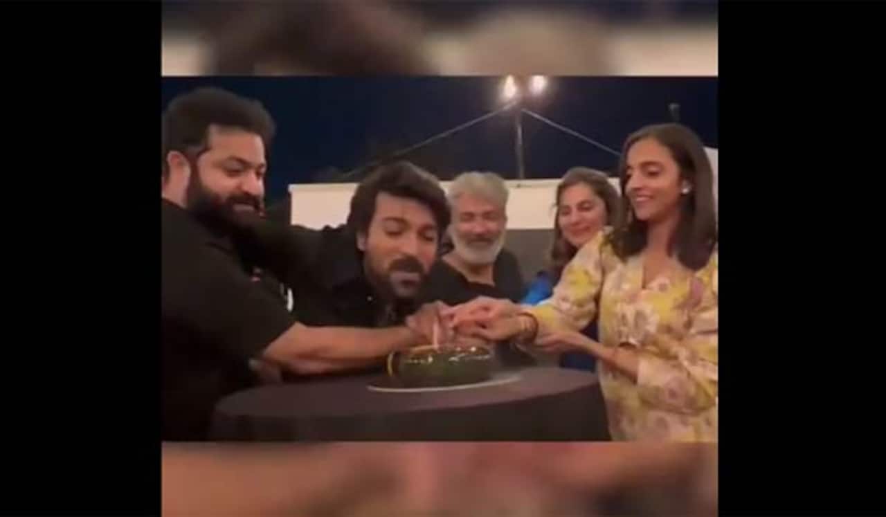ஆர்.ஆர்.ஆர் படக்குழுவோடு பிறந்தநாள் கொண்டாடிய ராம் சரண்