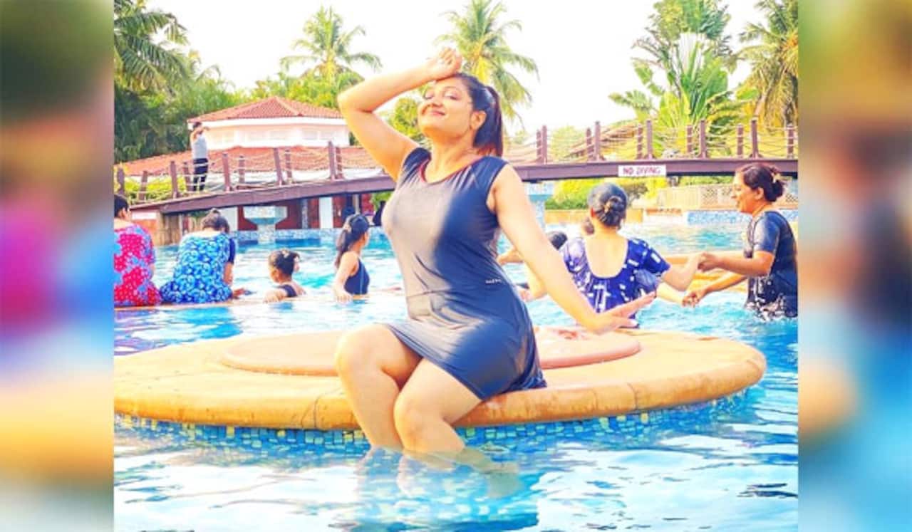 நீச்சல் குளத்தில் ஒய்யாரமாக போஸ் கொடுத்த பிரியங்கா நல்காரி