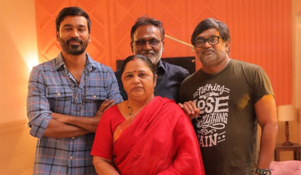 குடும்பத்துடன் தனுஷ் : வைரலாகும் புகைப்படம்