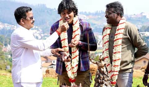 தனுஷிற்கு கர்ணன் உருவச்சிலையை பரிசளித்த தயாரிப்பாளர், இயக்குனர்