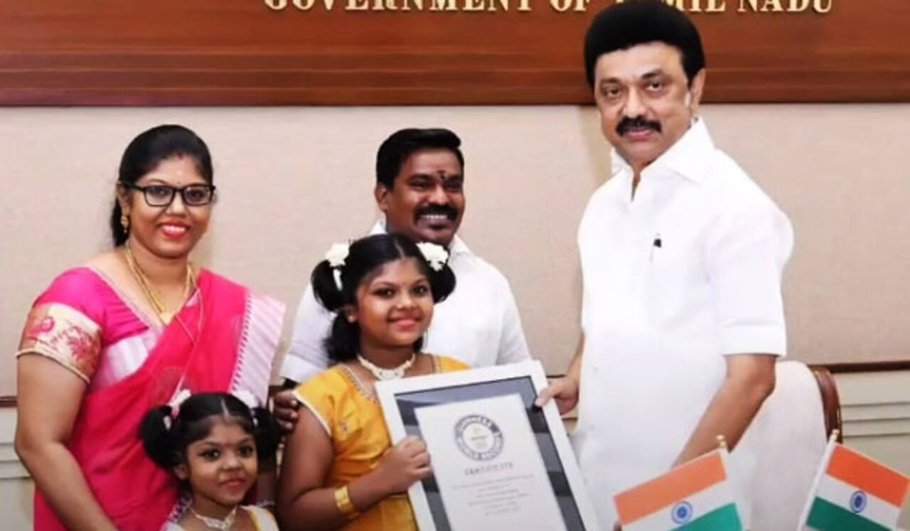 கின்னஸ் சாதனை : பாடகர் வேல்முருகன் மகளுக்கு முதல்வர் பாராட்டு