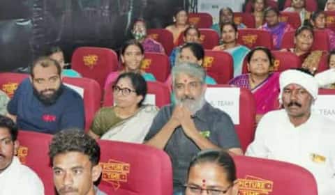 கொமரம் பீமின் சொந்த ஊரில் ஆர்ஆர்ஆர் பார்த்த ராஜமவுலி