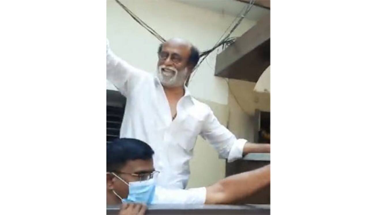 தமிழ் புத்தாண்டு வாழ்த்து தெரிவித்த ரஜினி : தாமரை பரிசளித்த ரசிகர்கள்