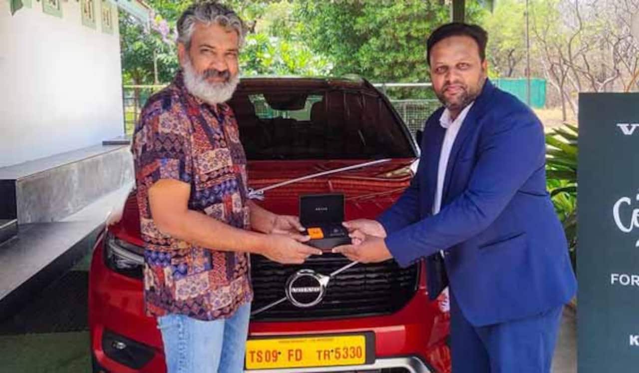 புதிய கார் வாங்கிய ராஜமவுலி