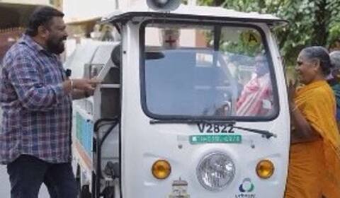 துப்புரவு தொழிலாளர்களுடன் கோபிநாத்! குவியும் பாராட்டுகள்