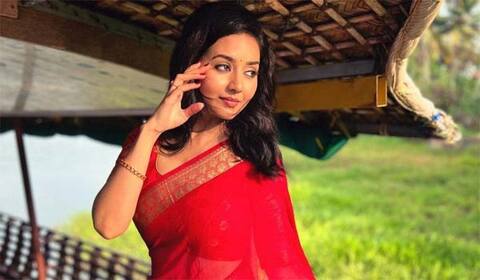 சிவப்பு சேலையில் சொக்க வைக்கும் வித்யா பிரதீப்