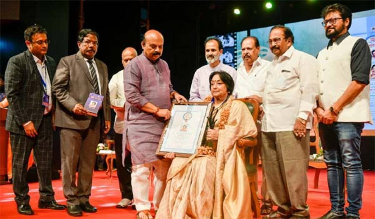 லட்சுமிக்கு வாழ்நாள் சாதனையாளர் விருது: கர்நாடக அரசு வழங்கியது