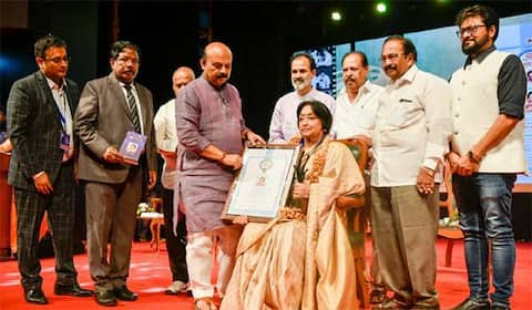 லட்சுமிக்கு வாழ்நாள் சாதனையாளர் விருது: கர்நாடக அரசு வழங்கியது