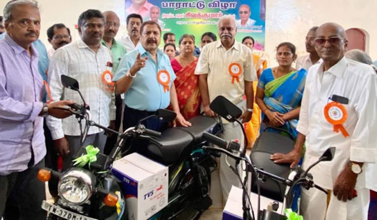 வறுமையில் வாடும் தனது தயாரிப்பாளருக்கு மோட்டார் சைக்கிள் பரிசளித்த சிவகுமார்