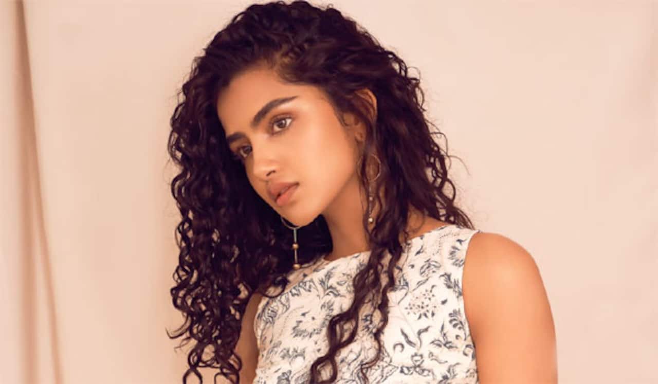 செல்பி எடுக்காத ஆத்திரத்தில் அனுபமாவிடம் ரகளையில் ஈடுபட்ட ரசிகர்கள்