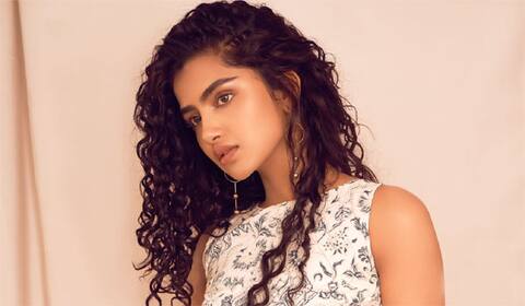 செல்பி எடுக்காத ஆத்திரத்தில் அனுபமாவிடம் ரகளையில் ஈடுபட்ட ரசிகர்கள்