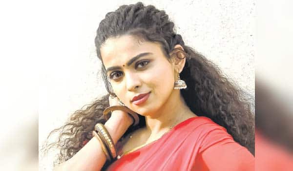 பாடினி நிலவின் பாதி நீ..: நடிகை பாதினி குமார்
