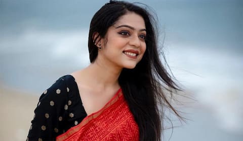 கண்களை தானம் செய்த வர்ஷா பொல்லம்மா