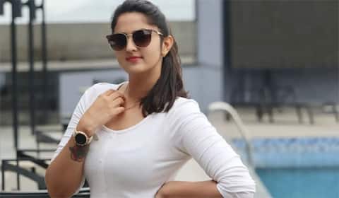 வெள்ளை டி-ஷர்ட்டில் வேற லெவல் போஸ் கொடுத்த ராதீகா ப்ரீத்தி