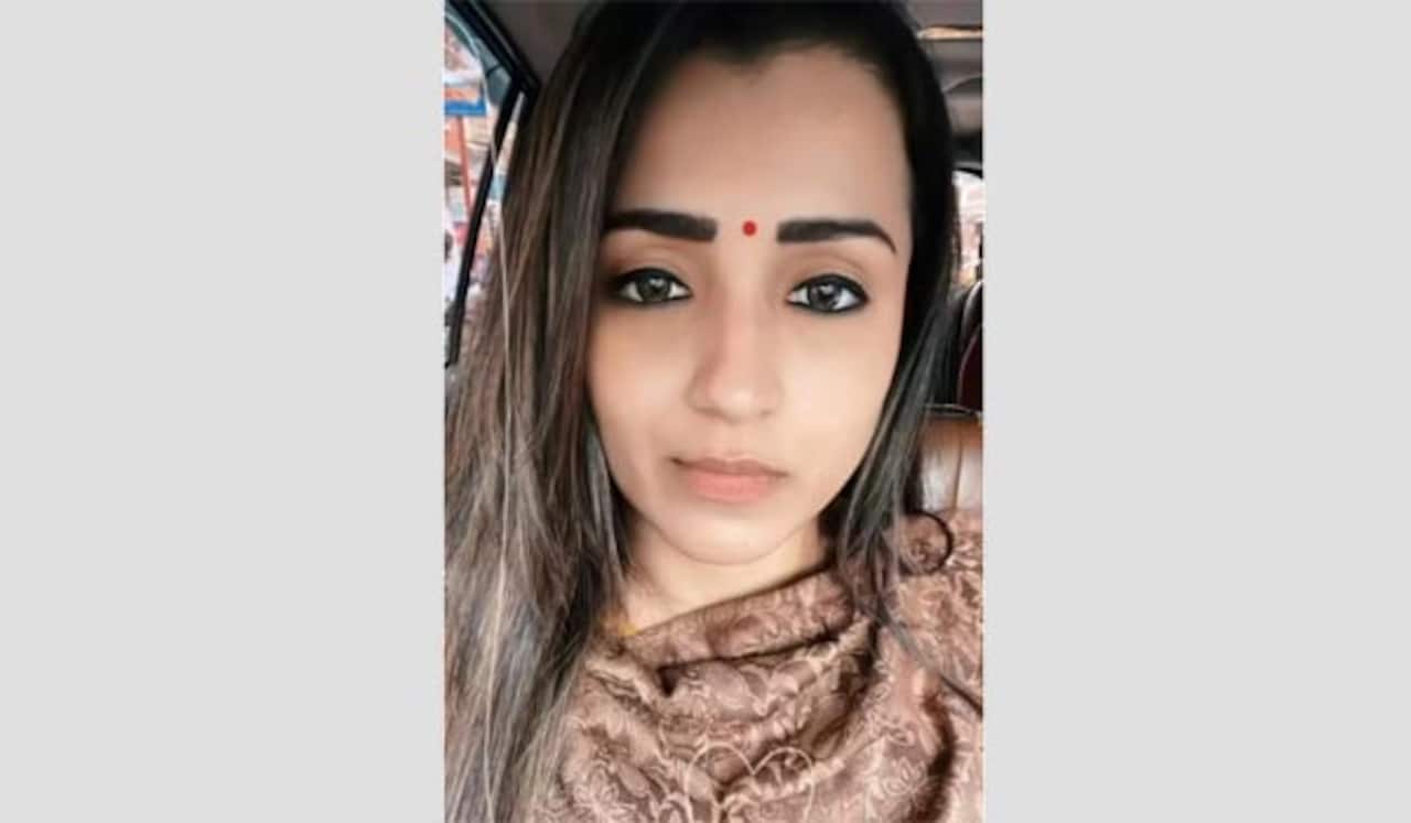 மதுரை மீனாட்சி அம்மன் கோவிலில் திரிஷா  சாமி தரிசனம்
