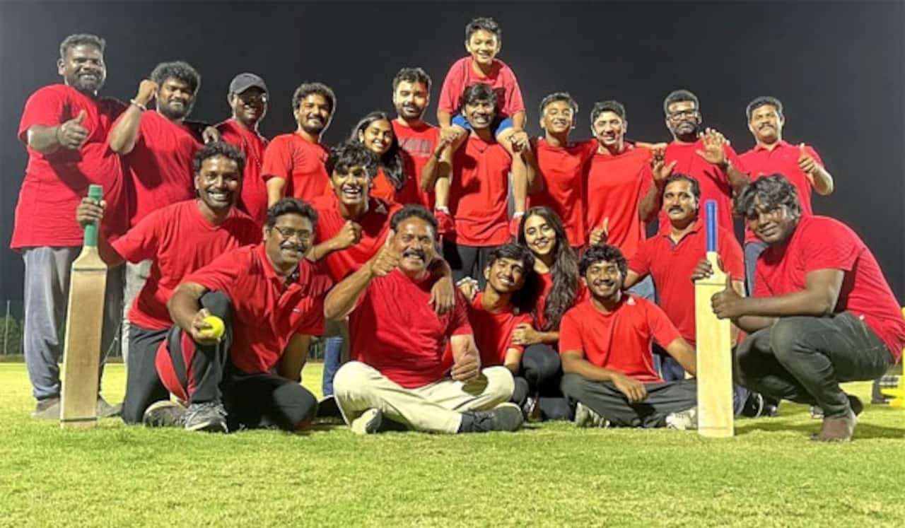 மகன்களுடன் கிரிக்கெட் விளையாடிய தனுஷ்