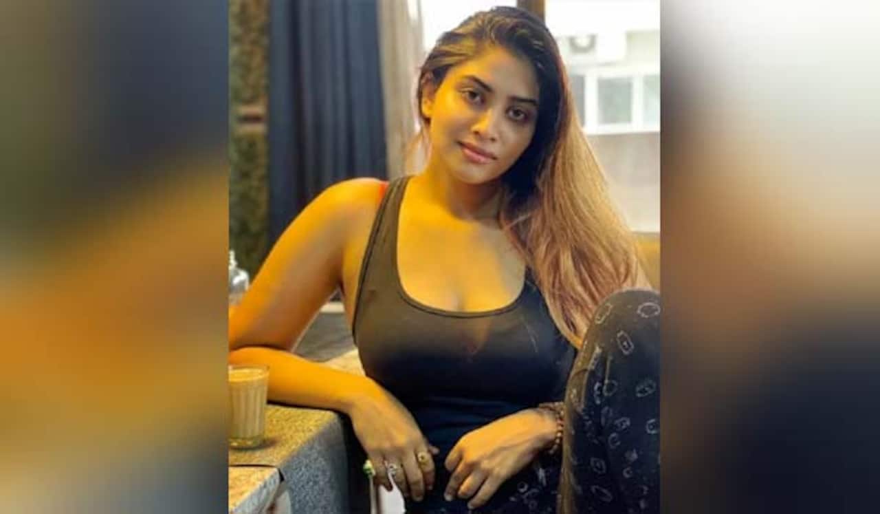 ரசிகர்களை அதிரவிட்ட ஷிவானியின் கிளாமர் போட்டோக்கள்