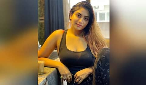 ரசிகர்களை அதிரவிட்ட ஷிவானியின் கிளாமர் போட்டோக்கள்