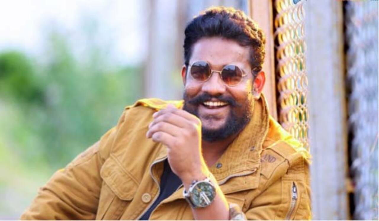 சுந்தர்.சி படப்பிடிப்பில் ஒரே நாளில் 2 முறை கேக் வெட்டிய பாகுபலி பிரபாகர்