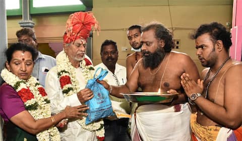 திருக்கடையூர் கோயிலில் இயக்குனர் எஸ்.ஏ.சந்திர சேகர் ஆயுஷ் ஹோமம் வளர்த்து வழிபாடு