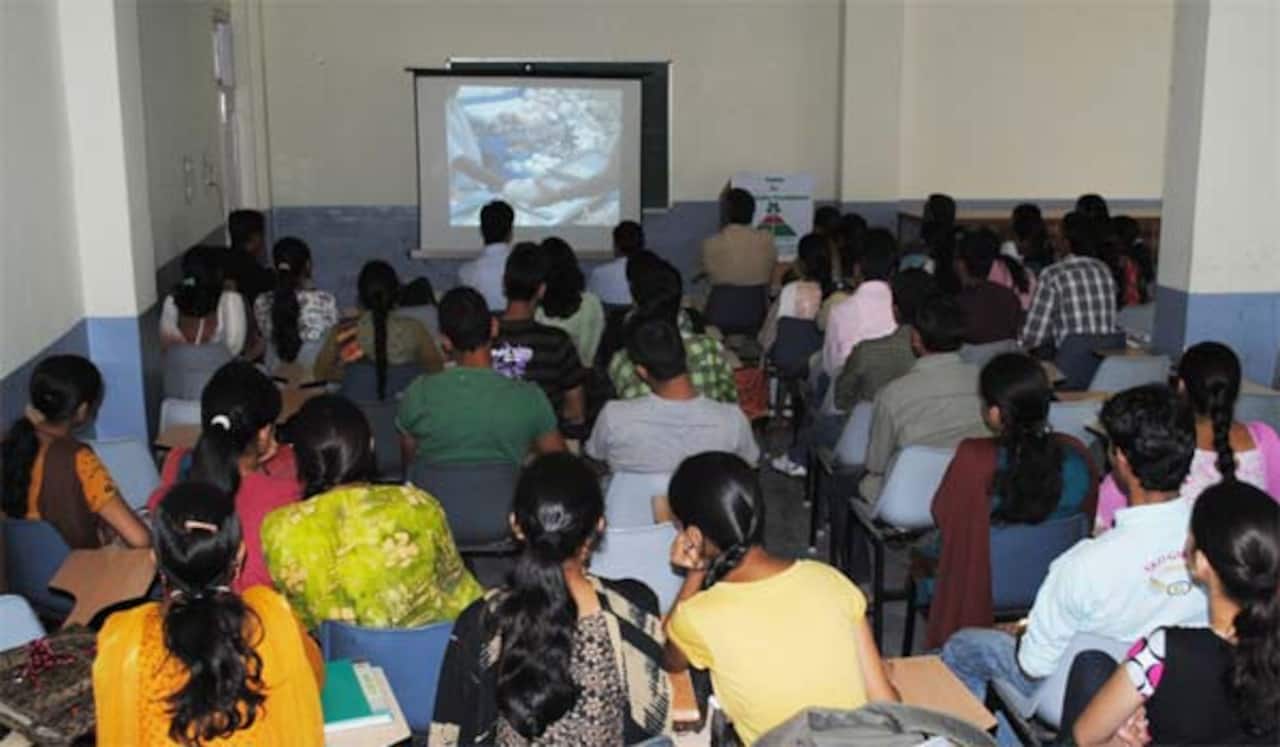 அரசு பள்ளிகளில் மாதம் ஒரு சினிமா: தமிழக அரசு முடிவு