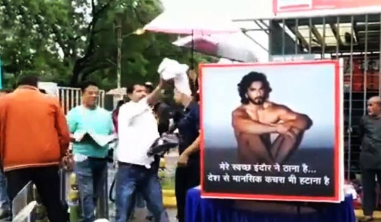 ரன்வீர் சிங்கிற்கு ஆடை சேகரிக்கும் தொண்டு நிறுவனம்