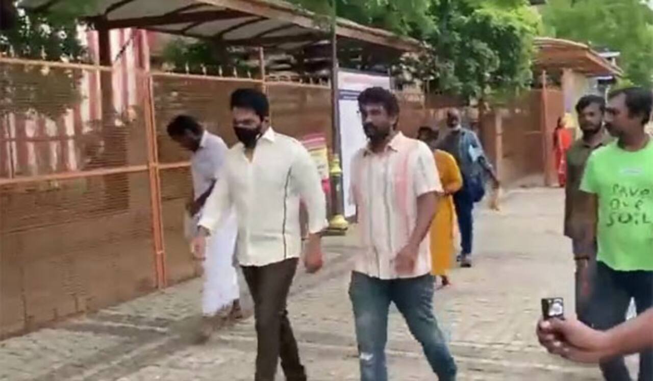 மதுரை மீனாட்சி அம்மனை தரிசனம் செய்த கார்த்தி