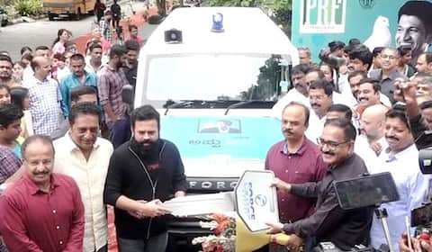 அப்பு நினைவாக ஆம்புலன்ஸ் வழங்கிய பிரகாஷ்ராஜ்
