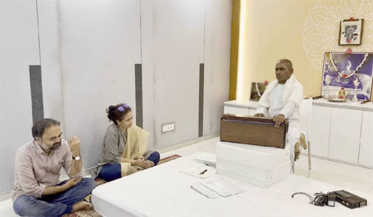 இளையராஜா முன்பு தரையில் அமர்ந்த லட்சுமி ராமகிருஷ்ணன் : விமர்சனங்களுக்கு பதில்