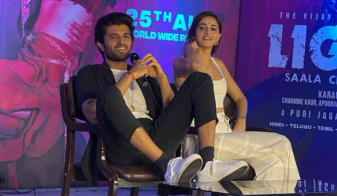 பத்திரிக்கையாளர் சந்திப்பில் டேபிளில் கால்களை தூக்கி வைத்த விஜய் தேவரகொண்டா