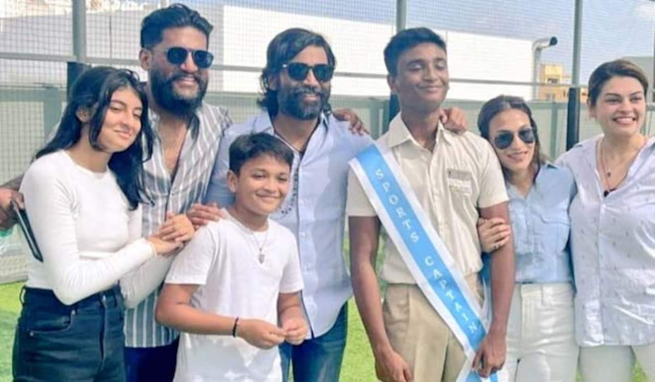 மகன் பள்ளி விழாவில் ஒன்றாகக் கலந்து கொண்ட தனுஷ், ஐஸ்வர்யா