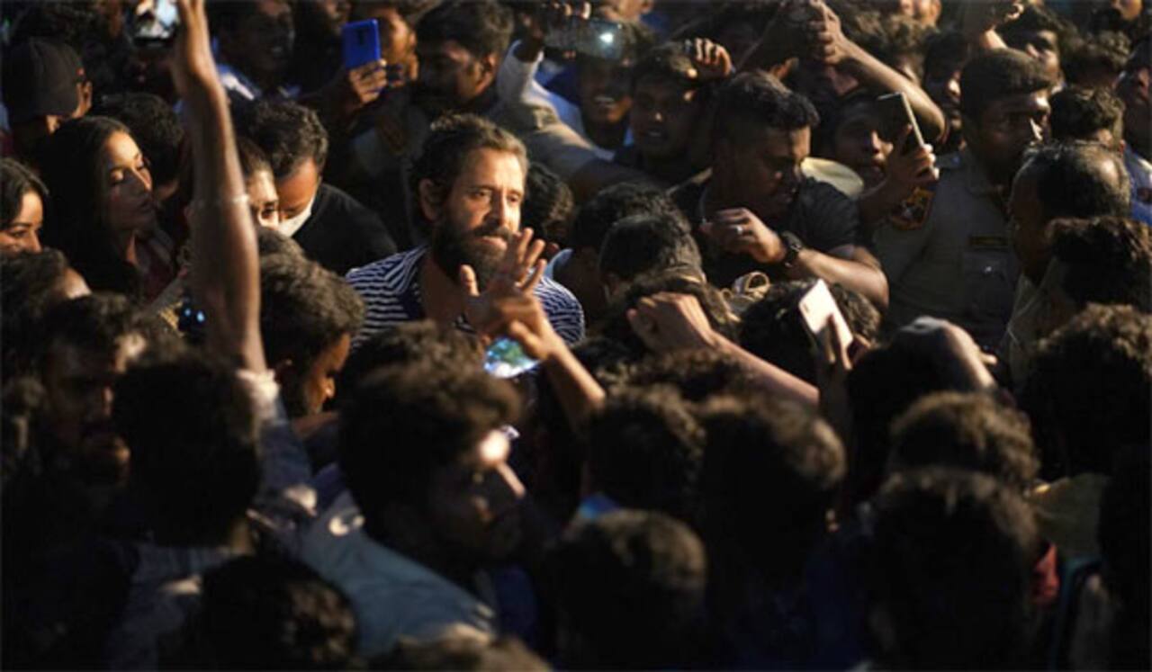 விக்ரமை காண குவிந்த கூட்டம் : நெரிசலில் சிக்கி 3 மாணவர்கள் மயக்கம்