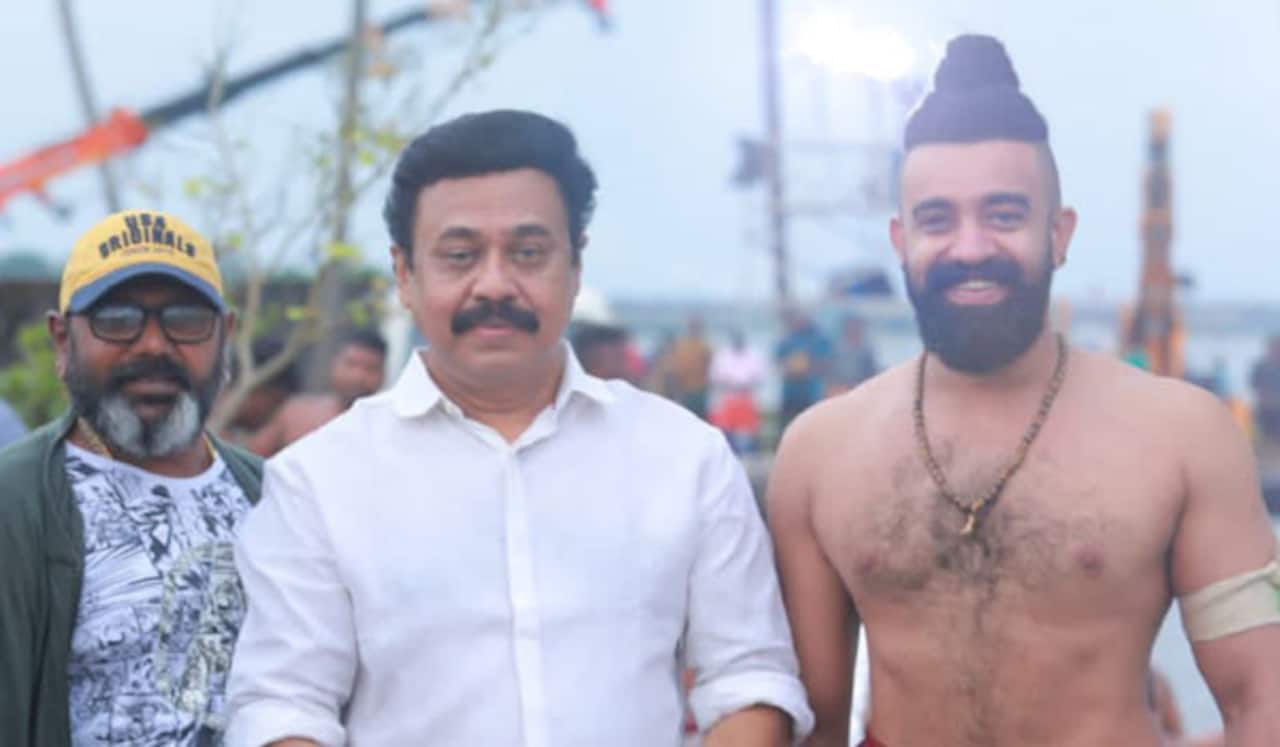 இயக்குனரிடம் விழா மேடையிலேயே மன்னிப்பு கேட்ட ஹீரோ