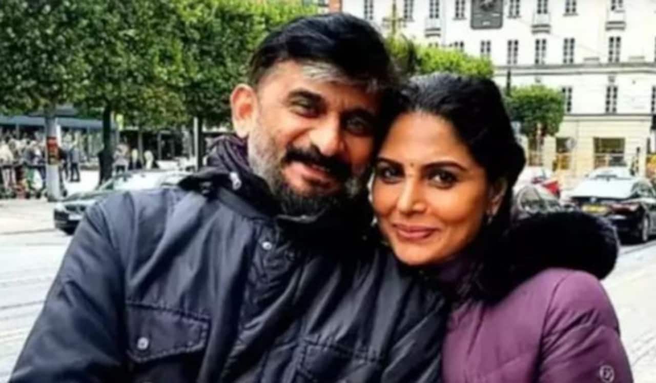 29-வது திருமண நாளை கணவருடன் வெளிநாட்டில் கொண்டாடிய ஆஷா சரத்