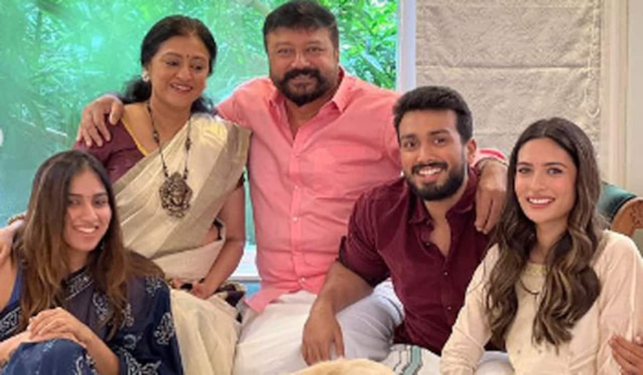 ஓணம் கொண்டாட்டம் : காளிதாஸ் ஜெயராம் குடும்பத்தில் இருக்கும் மற்றொரு பெண் யார்?