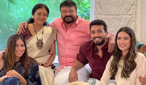 ஓணம் கொண்டாட்டம் : காளிதாஸ் ஜெயராம் குடும்பத்தில் இருக்கும் மற்றொரு பெண் யார்?