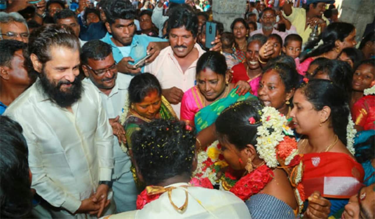வீட்டில் பணியாற்றும் ஊழியரின் இல்லத் திருமணத்தில் பங்கேற்ற விக்ரம்